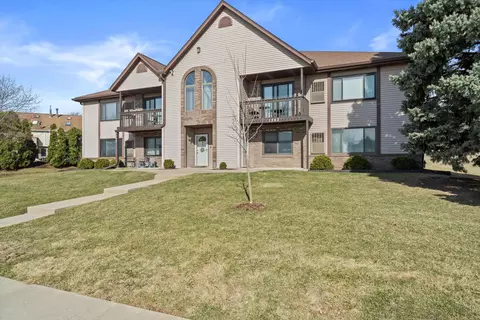 1343 Meadowcreek #C, Pewaukee, WI 53072