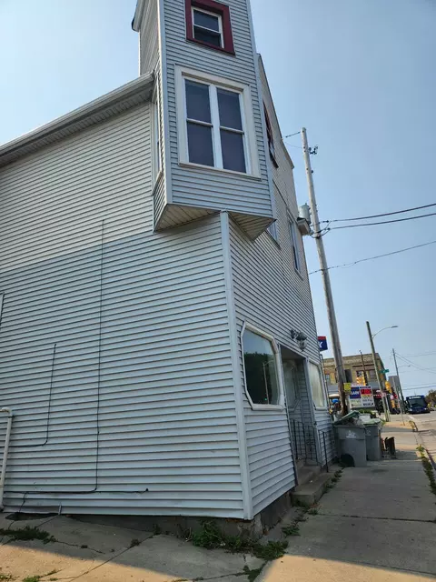 527 W Greenfield, Milwaukee, WI 53204