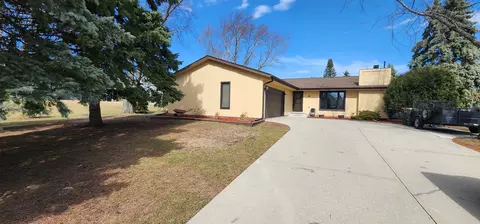 840 E Oakwood, Oak Creek, WI 53154