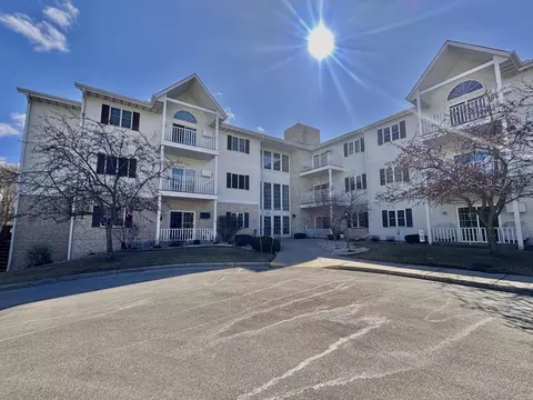 715 Canterberry #103, West Bend, WI 53090