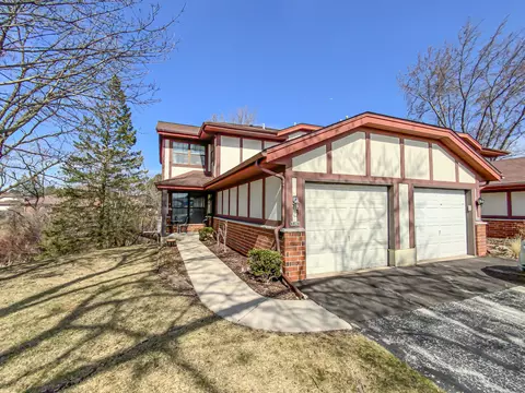 8826 W W Knl, Franklin, WI 53132