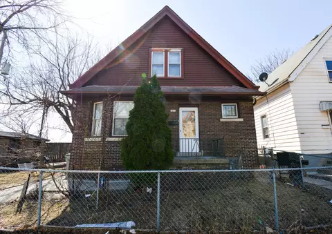 1831 W Rogers, Milwaukee, WI 53204