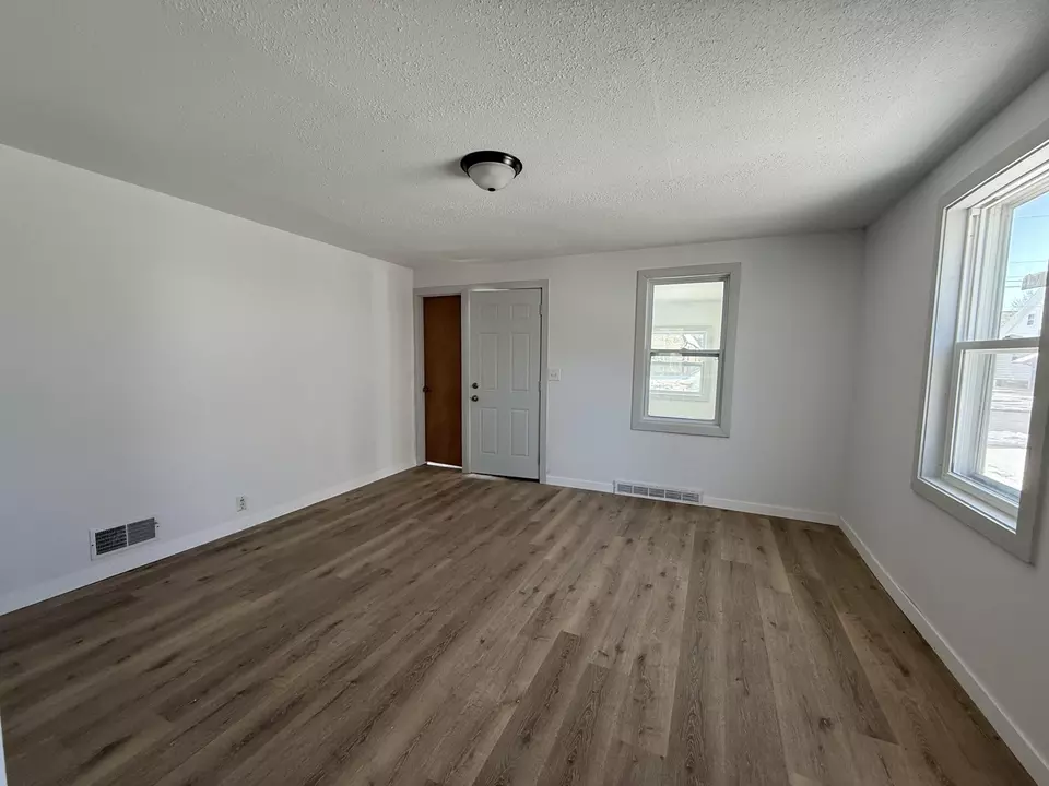 Living - 313 E Ctr, Shawano, WI 54166 photo 2 of 8