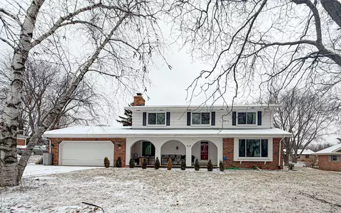 512 Park Crst, Thiensville, WI 53092