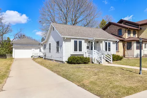 204 W W Ct, Elkhorn, WI 53121