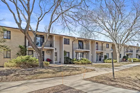 1681 S Coachlight, New Berlin, WI 53151
