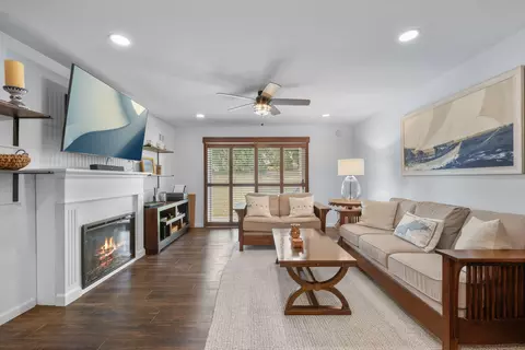 321 Park Hl #B, Pewaukee, WI 53072