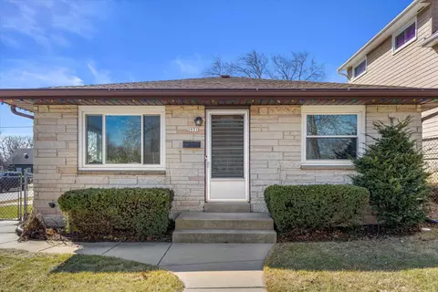 2931 E Bottsford, Saint Francis, WI 53235