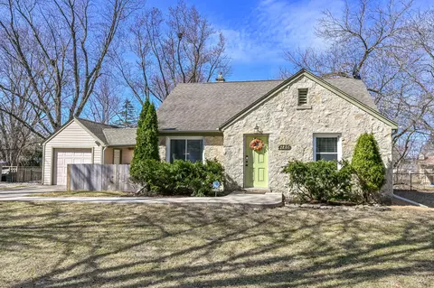 4725 N 106th, Wauwatosa, WI 53225