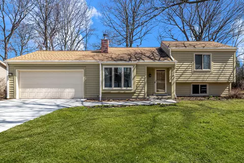 3240 S S Mnr, New Berlin, WI 53151