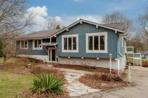 w243s6920 Maple Hl, Waukesha, WI 53189