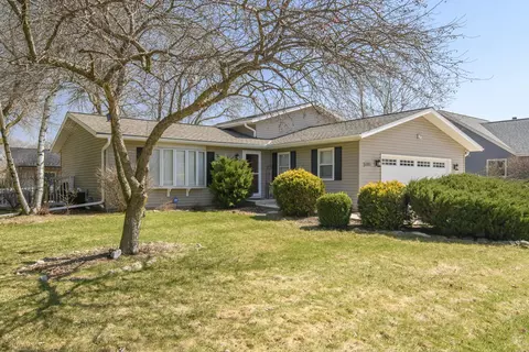 1301 Blue Dahlia, Oconomowoc, WI 53066