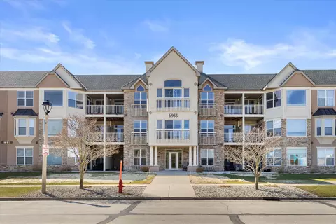 6955 S Riverwood #N-203, Franklin, WI 53132