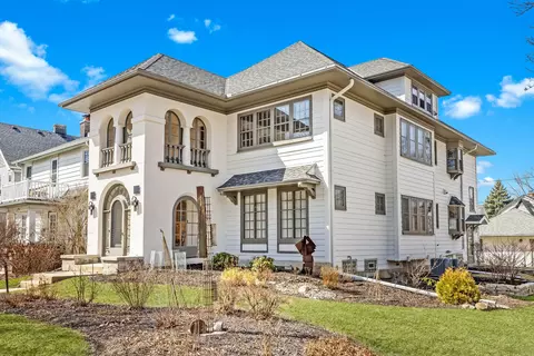 4075 N Stowell #4077, Shorewood, WI 53211