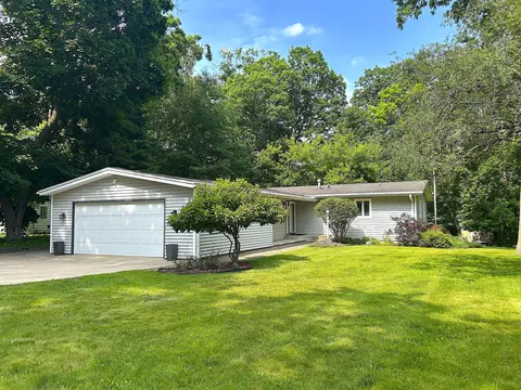 831 Sauganash, Fontana, WI 53125