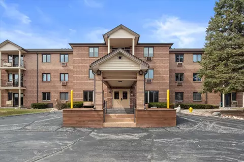 530 N Silverbrook #112, West Bend, WI 53090