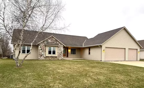 327 S Pheasant, Saukville, WI 53080