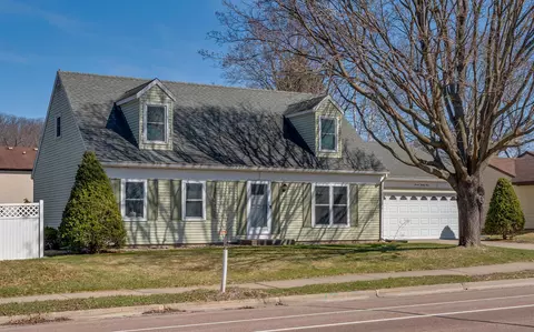 724 Sand Lk, Onalaska, WI 54650