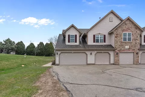 2010 W Vista Bella, Oak Creek, WI 53154