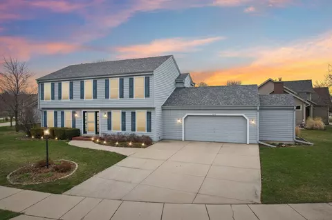 2516 Fox Riv, Waukesha, WI 53189