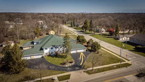 4300 W Grange #4, Greenfield, WI 53220