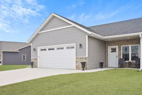 1787 Edgewood #9, Kewaskum, WI 53040