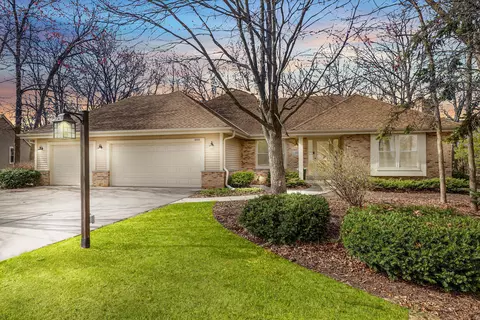 8555 W Blackbird, Franklin, WI 53132