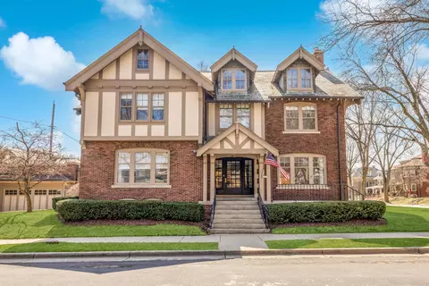 2907 E Linnwood, Milwaukee, WI 53211