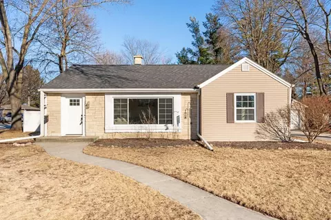 845 N Oakwood, Oconomowoc, WI 53066
