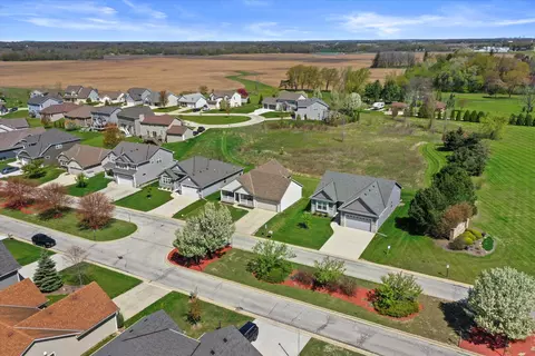 9020 Prairie Xing, Franksville, WI 53126