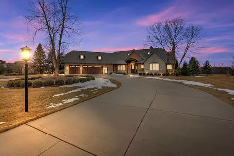 9882 W Saint Stephans, Franklin, WI 53132