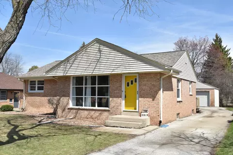 7330 N Navajo, Fox Point, WI 53217