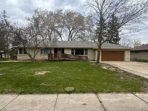 704 E Main, Waterford, WI 53185