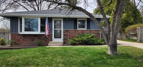 7535 S Lynhaven, Oak Creek, WI 53154