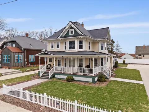 40 W Van Altena, Cedar Grove, WI 53013
