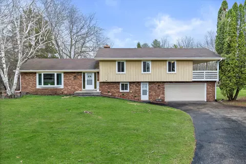 116 S Oakshire, Summit, WI 53066
