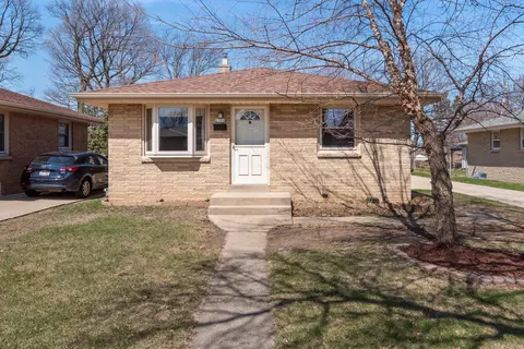 2706 E Bottsford, Saint Francis, WI 53235