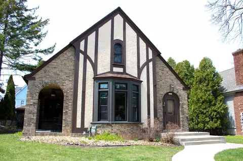 3279 N Cramer, Milwaukee, WI 53211