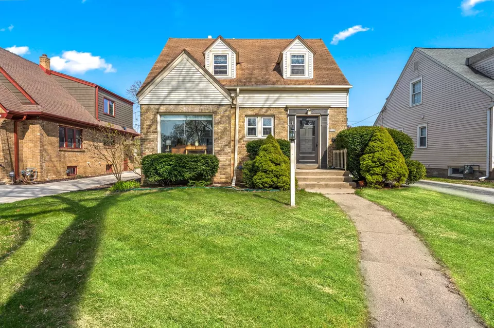  5142 N Shoreland, Whitefish Bay, WI 53217 photo 1