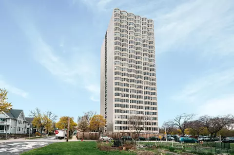 2525 S S Shr #23E, Milwaukee, WI 53207