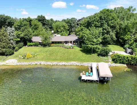 1620 N Dousman, Summit, WI 53066