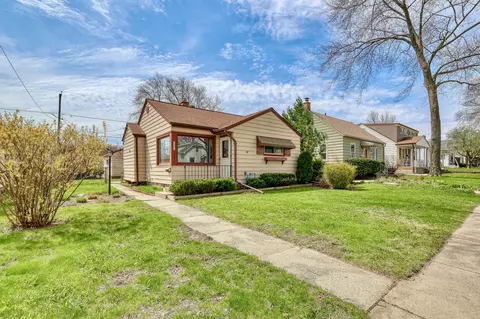 2833 E Van Norman, Saint Francis, WI 53235