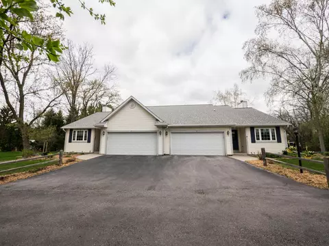 23 N Lapham Peak #B, Delafield, WI 53018