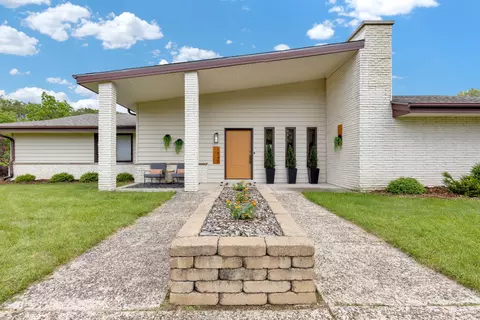 1545 W Cedar, River Hills, WI 53217