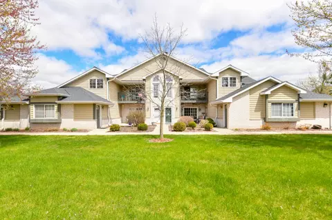 w240n2510 E Parkway Mdw #8, Pewaukee, WI 53072
