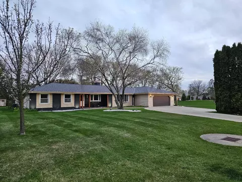 18555 Honey Crk, Brookfield, WI 53045