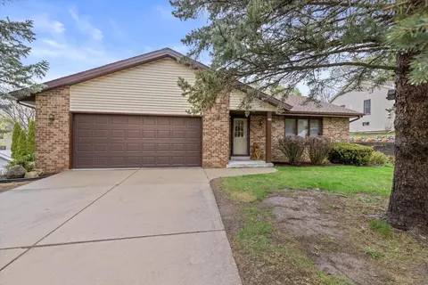 416 Lindenwood, Hartland, WI 53029