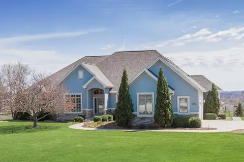 700 Bluestem, Pewaukee, WI 53072