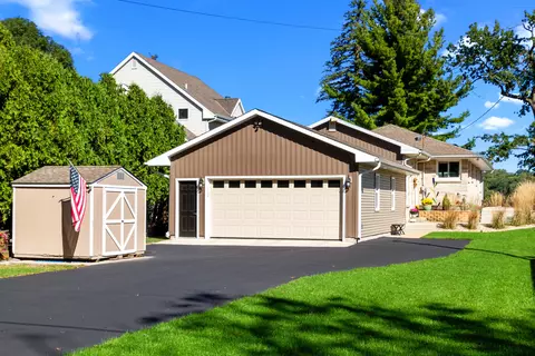 w1020 Shorewood Drive, East Troy, WI 53120