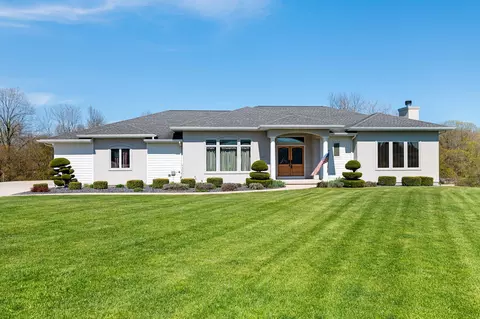1824 Abbey Rdg, Manitowoc, WI 54220